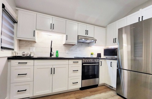 Downtown Apartment | The Cozy Cove Modern King-Bedroom Full Apartment