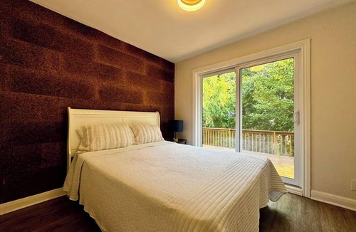 Richmond Hill House | The Cozy Crescent Comforts Stay