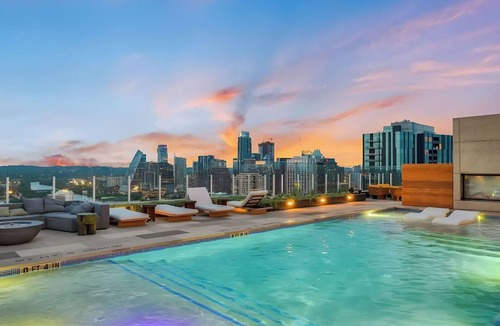 Travis Heights Cottage | The Emma Penthouse 29th Floor + Incredible Views Rooftop Pool & Gym 1 Block to Rainey Street Avantstay