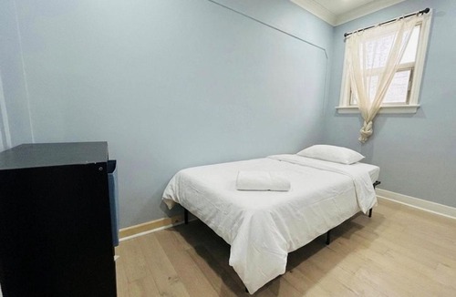 Oakwood Village House | The Jade Hostel