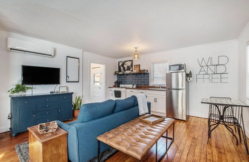 Mission House | The Little House - Pet-Friendly Home in Overland Park