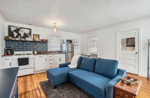 Mission House | The Little House - Pet-Friendly Home in Overland Park