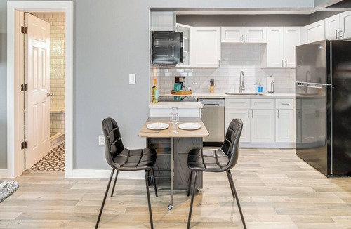 Montrose Apartment | 'The Penthouse' in Space City < 1 Mi to Midtown