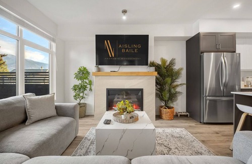 Invermere House | The Silver Fox | Private Hot Tub | Walk to Beach