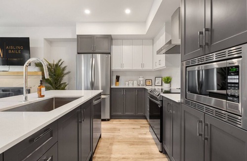 Invermere House | The Silver Fox | Private Hot Tub | Walk to Beach