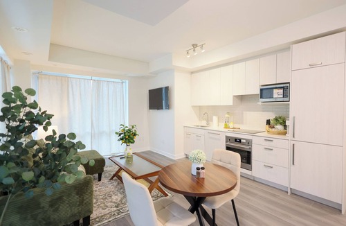 Toronto House | The Soft Yellow Stay | 20 Mins to Downtown Toronto