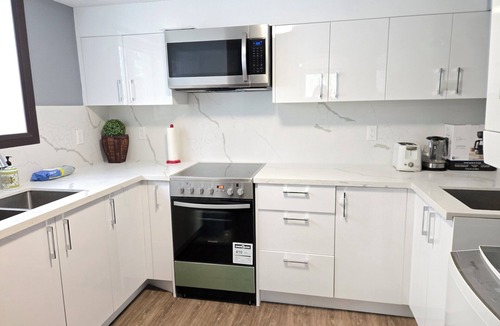 Richmond Hill House | The Sun-Drenched Luxe Suite Designer Family 2BR.