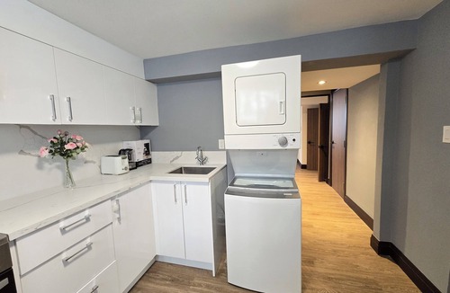 Richmond Hill House | The Sun-Drenched Luxe Suite Designer Family 2BR.
