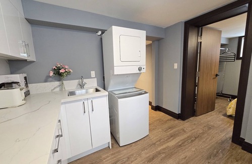 Richmond Hill House | The Sun-Drenched Luxe Suite Designer Family 2BR.