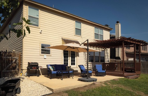 West San Antonio House | This home is minutes away from: SEA WORLD FIESTA TEXAS RIVERWALK 4 JOINT BASES +