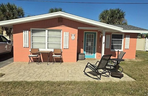 Englewood House | Tiki on the Bay! Quiet, Quaint and Relaxing Old Style Florida getaway