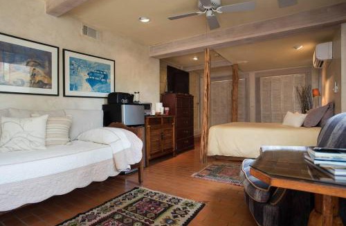 Clarksville Apartment | Tiny Tasteful 1 - Downtown
