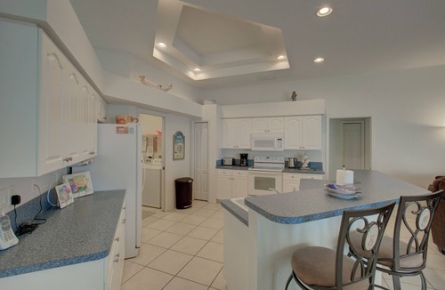 Englewood East Villa | Total Retreat-4 Bed Rooms, 3 bathrooms, Awesome Lake View, near Beaches/Shopping