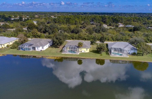 Englewood East Villa | Total Retreat - Two Living Rooms, Awesome Lake View - close Beaches & Shopping