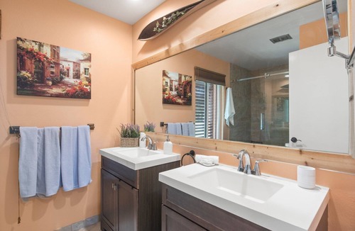 Venice Gardens House | Tranquil Lake-Front Pool Home, South Venice. 5 minutes to the Beach!