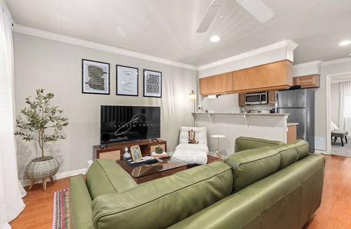 Travis Heights Condo | Travis Heights Modern Getaway - Corporate Housing Rental