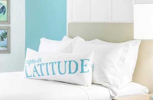 I-435 West KC-KS Hotel | Tropical Charm Awaits in this Private Room w/Relaxed Decor Near Kansas Speedway