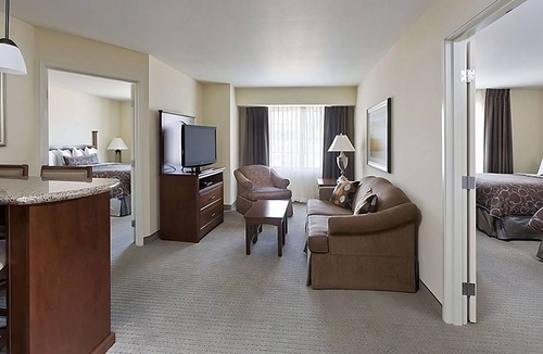Vance Jackson Hotel | TWO Bright Suites with Full Kitchen | Free Breakfast | Pool | Pets Allowed