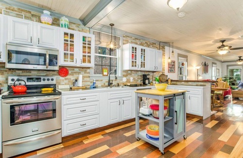 Old East Hill House | Two Couples, 2 Primary Suites, 1 BoHo GardenHouse