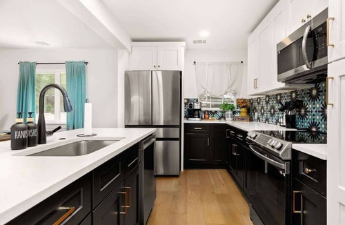 South Lamar House | TX Twoplex, 6 bedrooms, sleeps 14, pools, firepits!