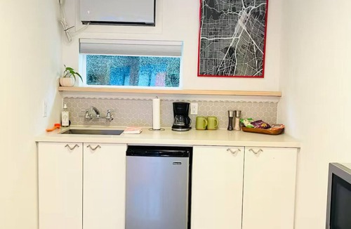 Hyde Park Apartment | UH Coogs' Studio 8 in walkable Mid-town Houston Montrose centralized location.