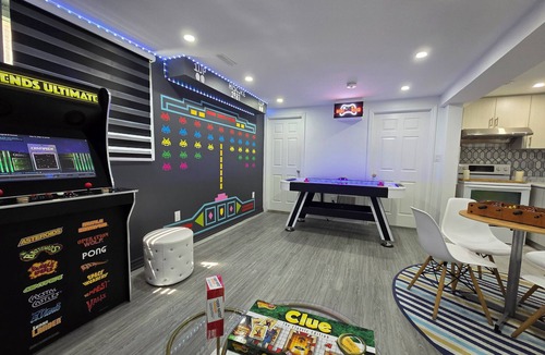 Brampton House | Ultimate Retreat: 98" Cinema + Arcade Game Room + BBQ + Airport