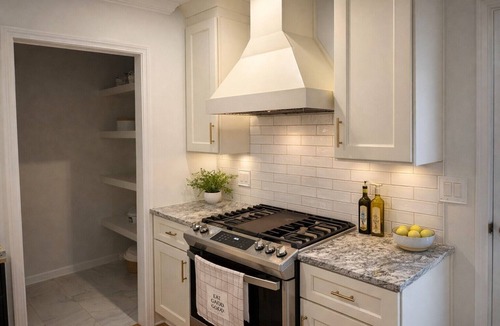 Bolton House | Upper Westside Retreat House 2 bedroom Backyard Covered Parking