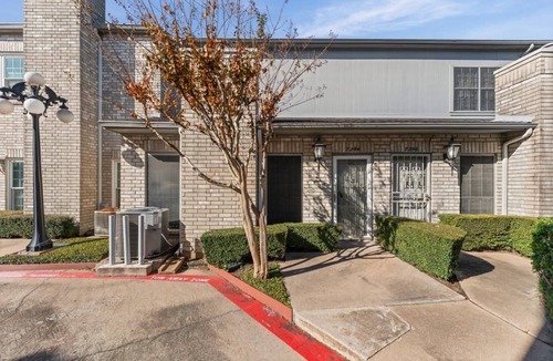 Sharpstown House | Upscale Galleria Townhome Near Houston Attractions