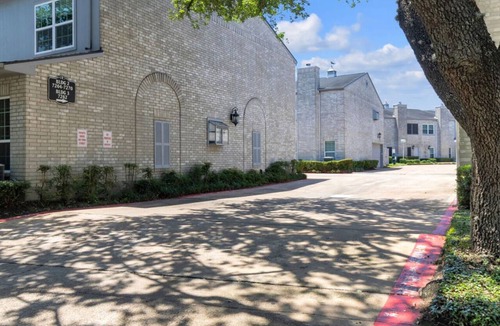 Sharpstown House | Upscale Galleria Townhome Near Houston Attractions