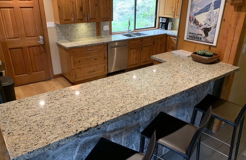 Whistler Bed & Breakfast | ✨ Valhalla Ski Chalet | Sleeps 14 | Private Hot Tub | Steps to Whistler Village