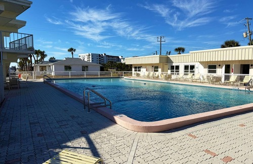 Golden Beach Apartment | Venice Villas 1BR – King w/Screened Porch