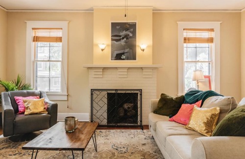 West Campus Apartment | Victorian Gem near UT Back to School, Football, ACL & F1, Free Parking
