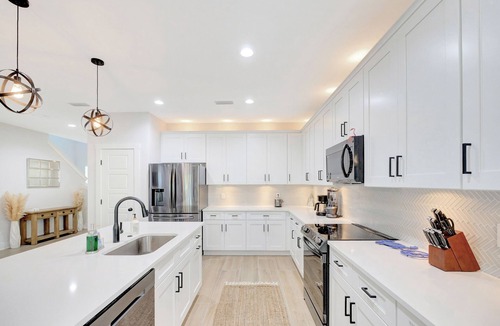 Vilano Beach House | Vilano Beach Bum Spacious Vilano 5 bedroom oasis - 7 minute walk to the beach!