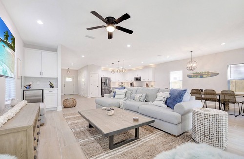 Vilano Beach House | Vilano Beach Bum Spacious Vilano 5 bedroom oasis - 7 minute walk to the beach!