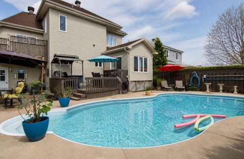 Saint Basile le Grand House | Villa Near Montreal with Heated Pool, BBQ, 4 Bedrooms & 10 Guests
