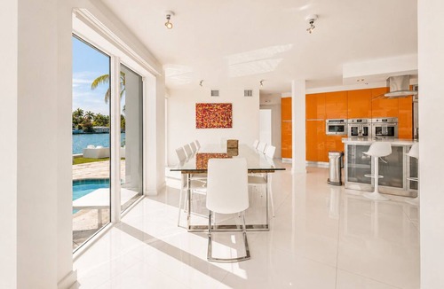 North Bay Village House | Villa Riviera Luxe, Coastal 4BR Retreat in Miami