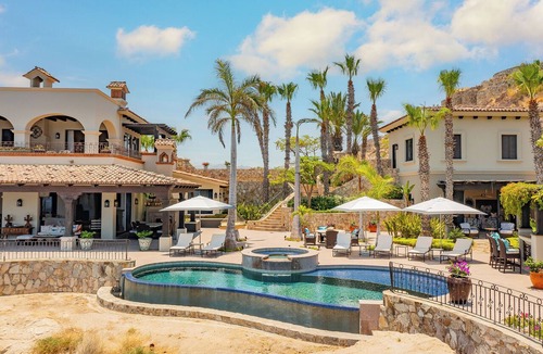 Palmilla Villa | Villas Del Mar, Golf & Steps from Swimmable Beach — Chef, Butler & Yacht Incl.
