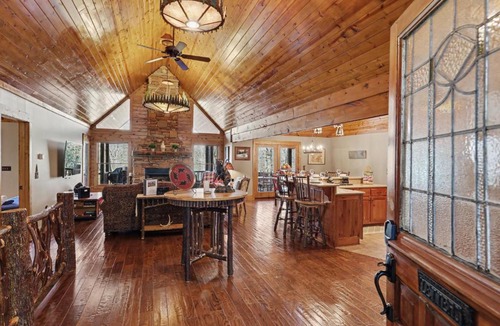 Hiawassee House | Vintage Luxury Mountain Cabin, Creekside, King Bed, Spa, Fire Pit, Game Room, DogsOk