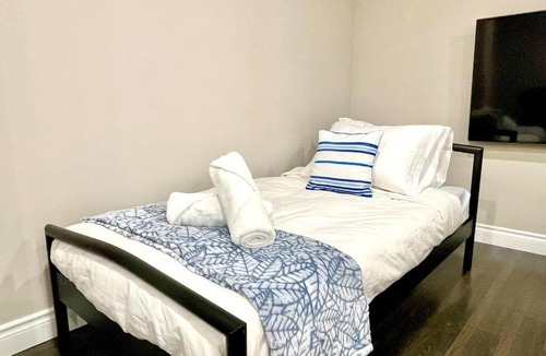 Richmond Hill Apartment | Violet Escape Modern Apt 1B 1B, Kitchen, Parking
