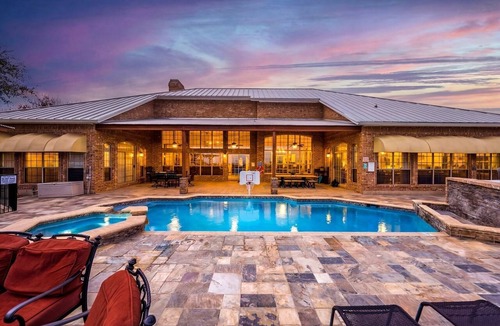 Helotes House | Vista Estate: Luxurious Heatable Pool, Basketball Court, and City Views