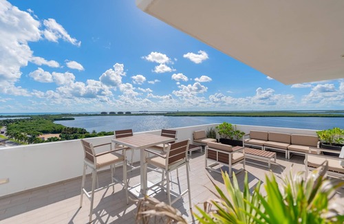 Zona Hotelera Condo | VRBO Premier Host – Private Pools - 10BR/9Bth Beachfront Penthouse Combo #2014
