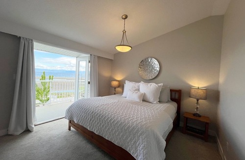 Regional District of Nanaimo Hotel | Walk on waterfront home in Qualicum Beach