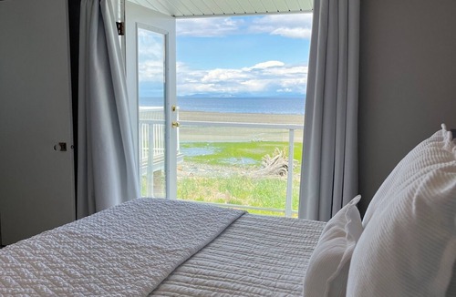 Regional District of Nanaimo Hotel | Walk on waterfront home in Qualicum Beach