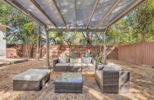 Galindo House | Walk to ACL, Fire Pit, Fenced Yard, SoCo Spot