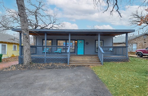Central Arlington House | Walk to AT&T Stadium! | Dream City Retreat | 3BR/2BA w/Firepit & Modern Comforts