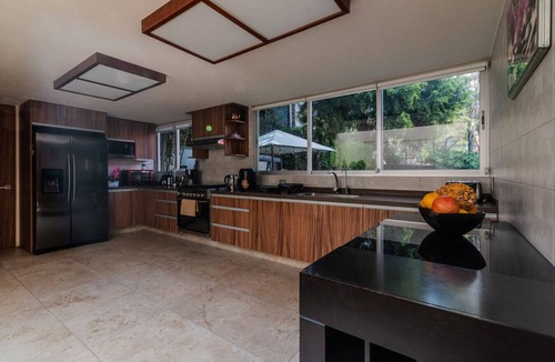 Coyoacan House | Walk to Azteca | 14 Guests + BBQ Garden