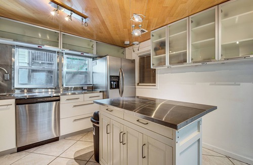 Westside House | Walk to Restaurants: West Midtown ATL Gem w/Deck!
