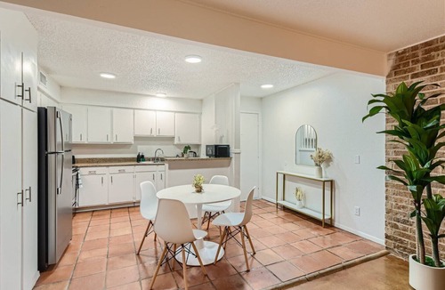 Bouldin Apartment | Walkable Dtwn 2B Getaway | Sleeps 6 | Pool, Prkg