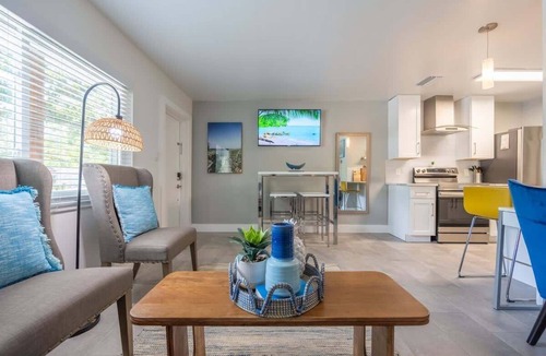Gillespie Park Cottage | Walkable to Downtown and Parks Brand New Furniture