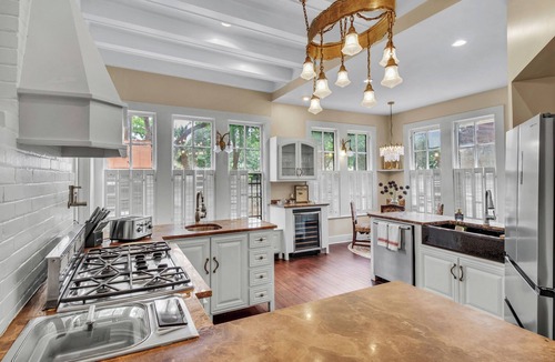 Arsenal House | Walkable to Riverwalk Charming 5-Bedroom Historic Home in King William District